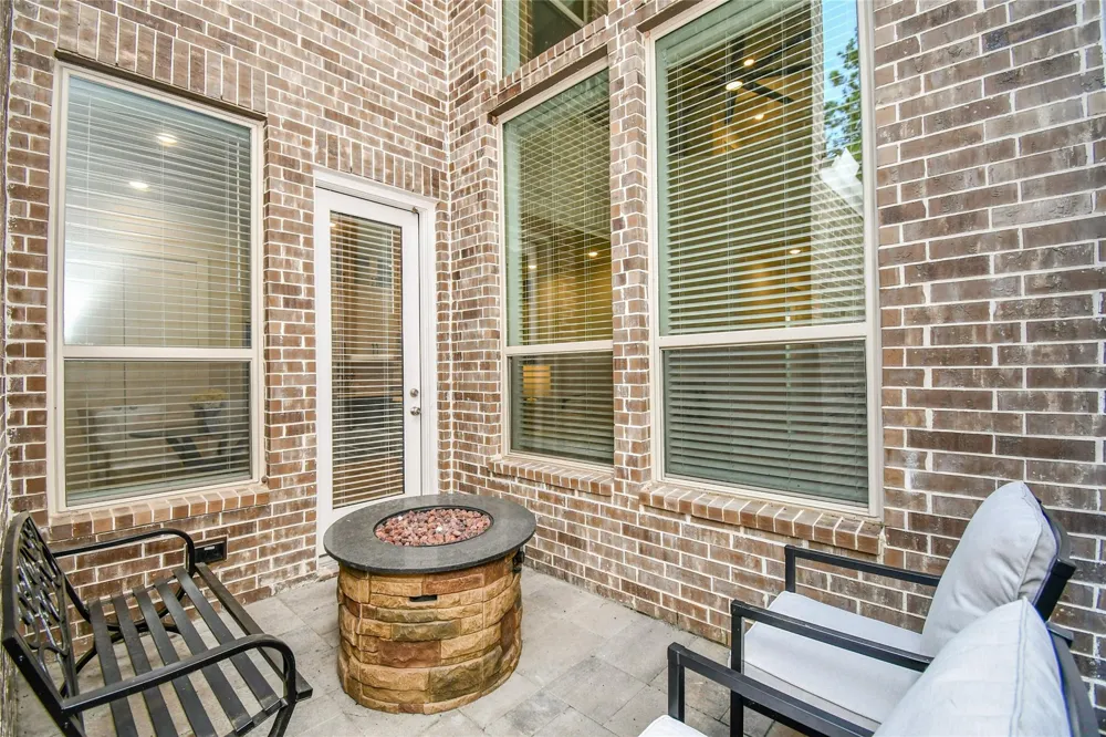 527 Cypress Valley Avenue Montgomery, TX 77316