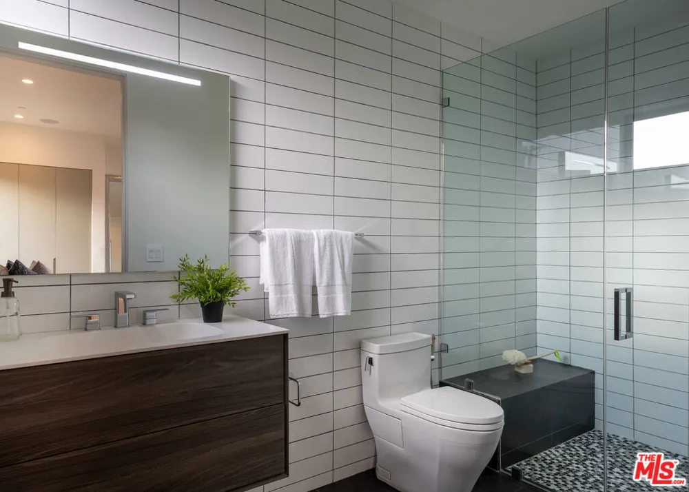 8356 W 4th Street Los Angeles, CA 90048