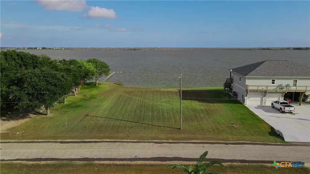 1664 W Bayshore Drive Palacios, TX 77465