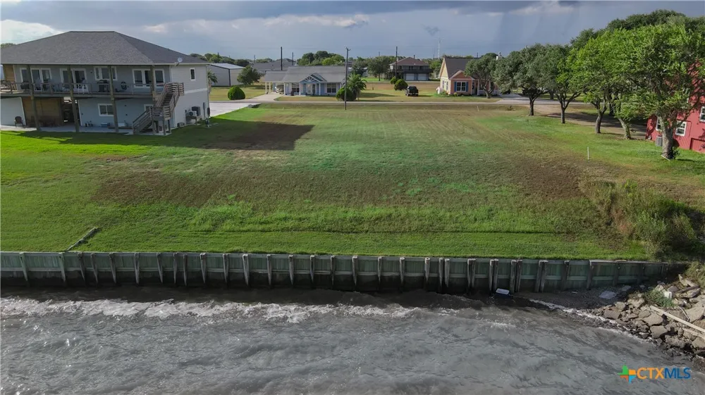 1664 W Bayshore Drive Palacios, TX 77465
