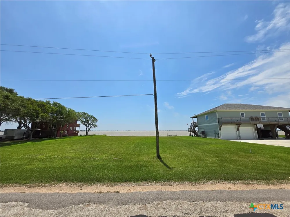 1664 W Bayshore Drive Palacios, TX 77465
