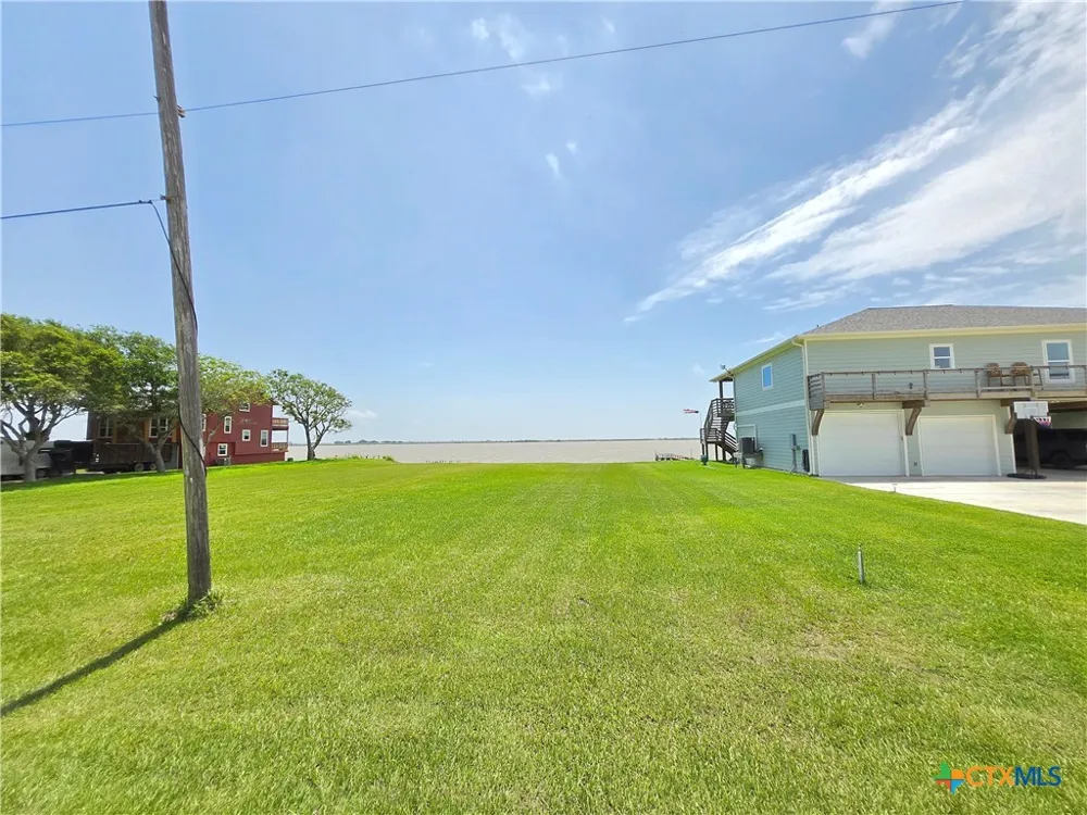 1664 W Bayshore Drive Palacios, TX 77465