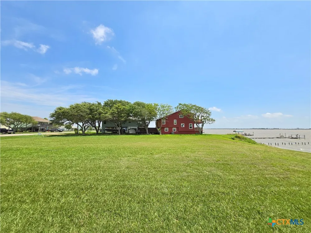 1664 W Bayshore Drive Palacios, TX 77465