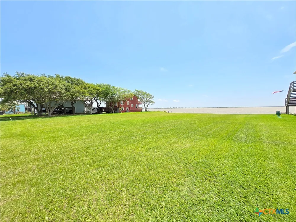 1664 W Bayshore Drive Palacios, TX 77465