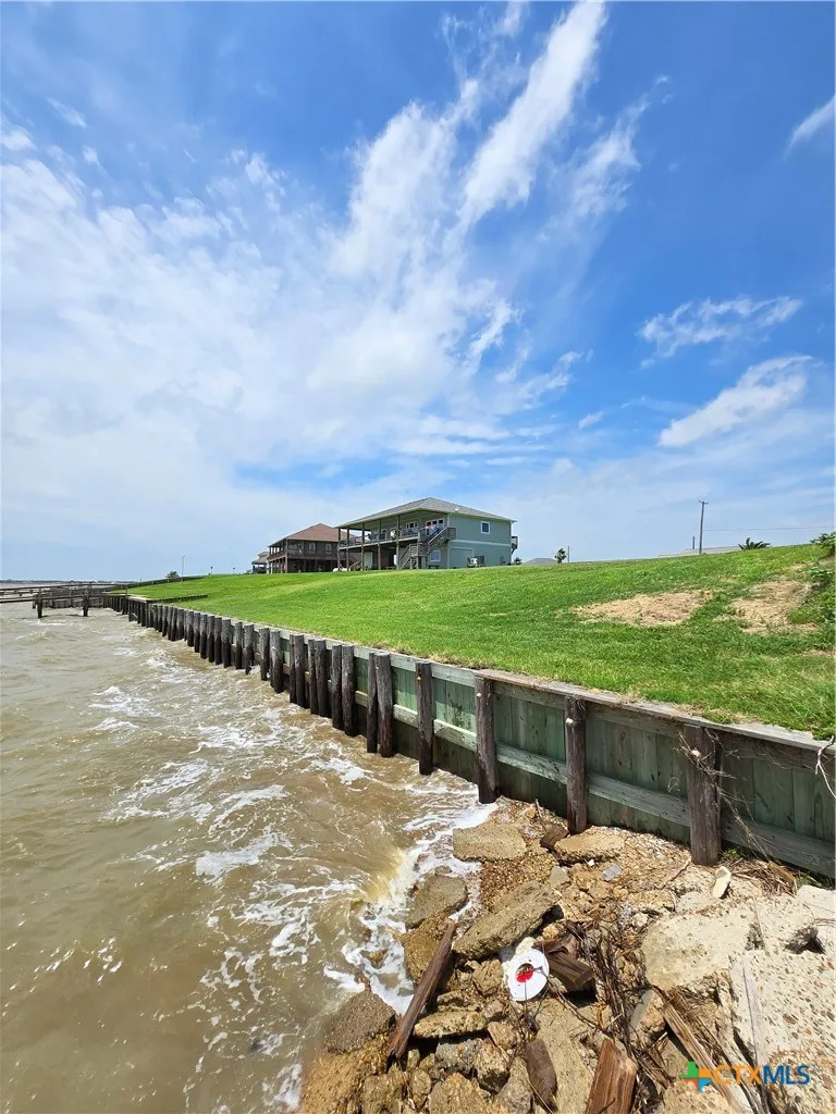 1664 W Bayshore Drive Palacios, TX 77465