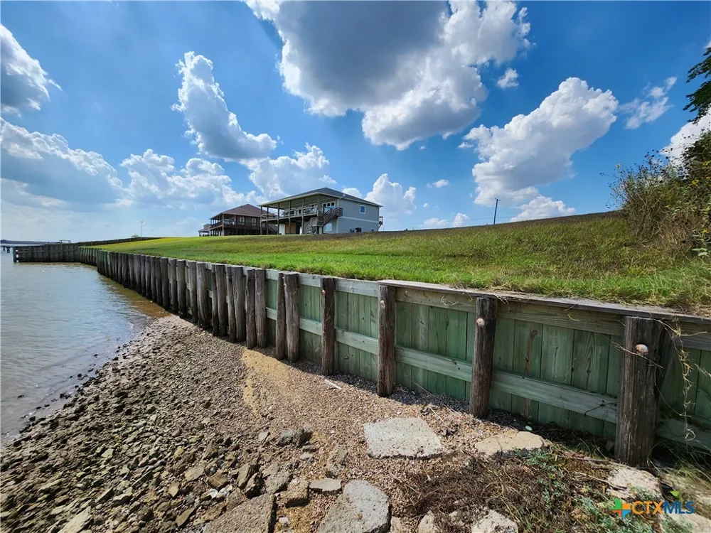 1664 W Bayshore Drive Palacios, TX 77465