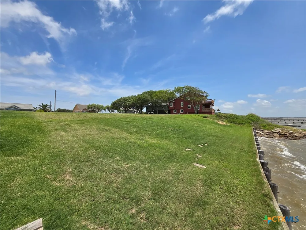 1664 W Bayshore Drive Palacios, TX 77465