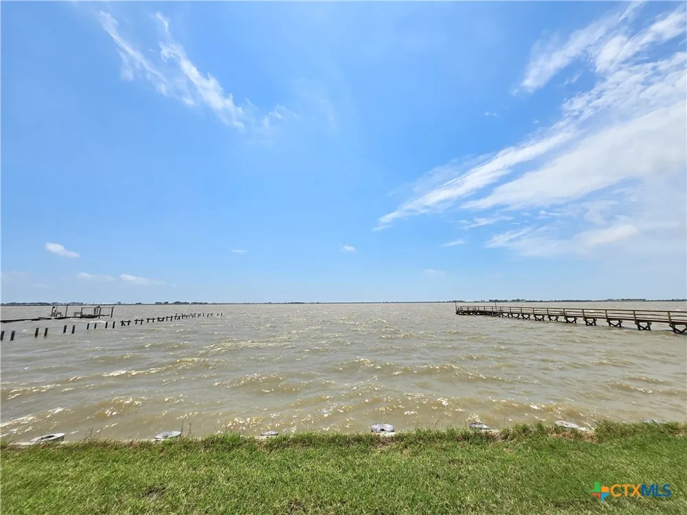 1664 W Bayshore Drive Palacios, TX 77465