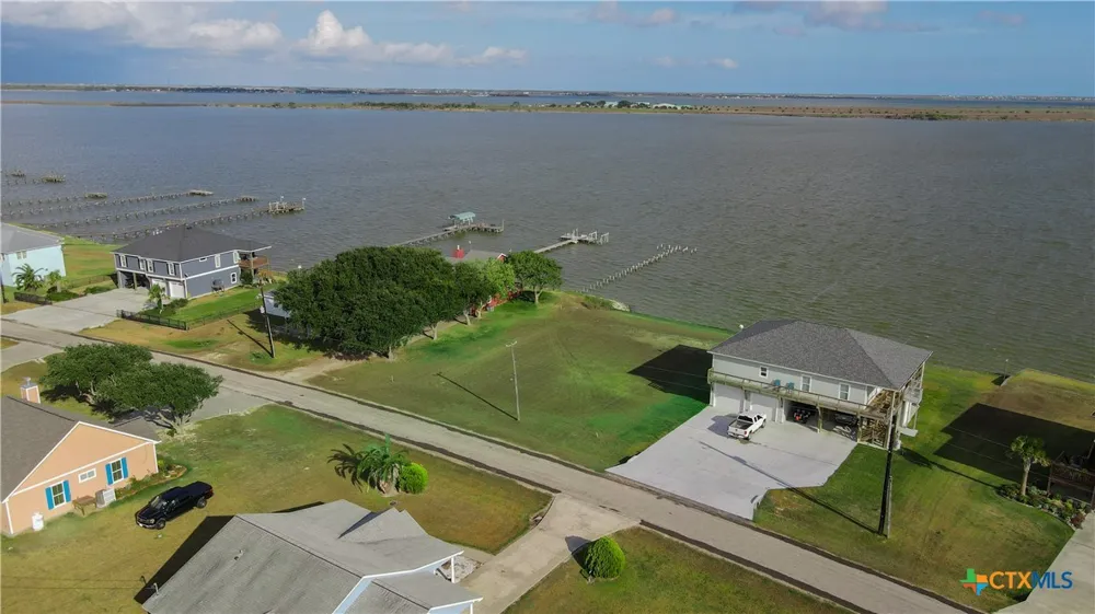 1664 W Bayshore Drive Palacios, TX 77465