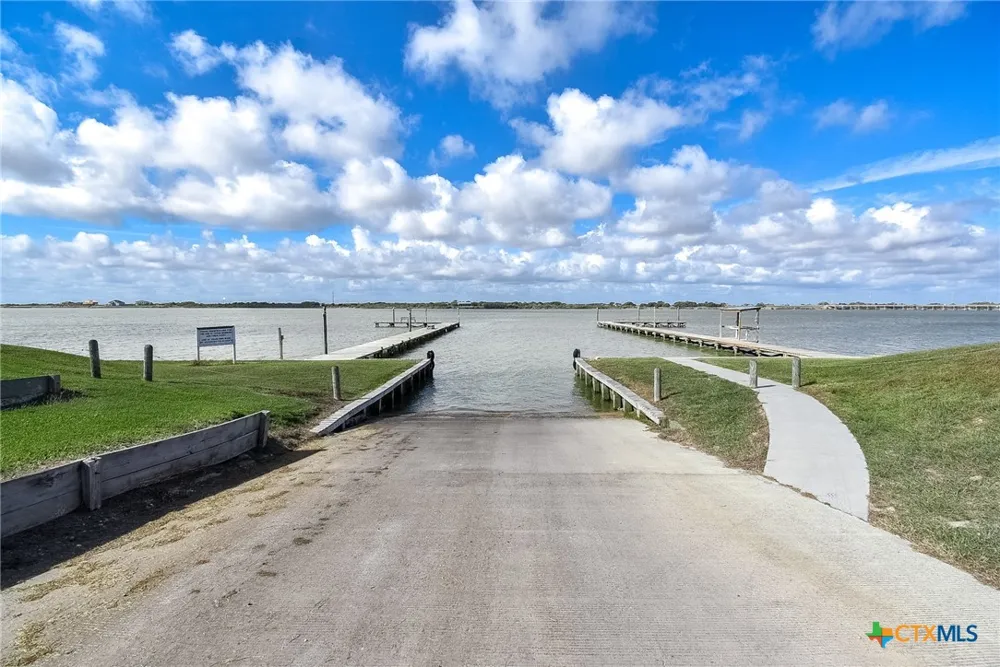1664 W Bayshore Drive Palacios, TX 77465