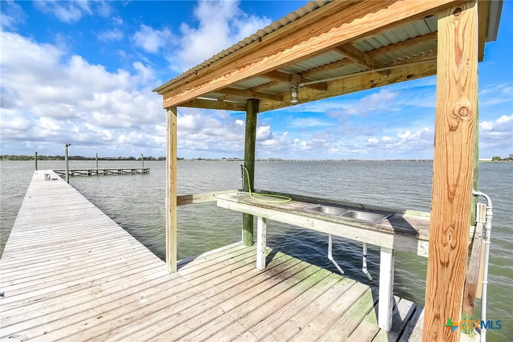 1664 W Bayshore Drive Palacios, TX 77465