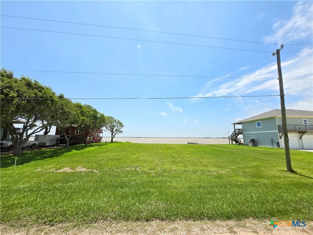 1664 W Bayshore Drive Palacios, TX 77465
