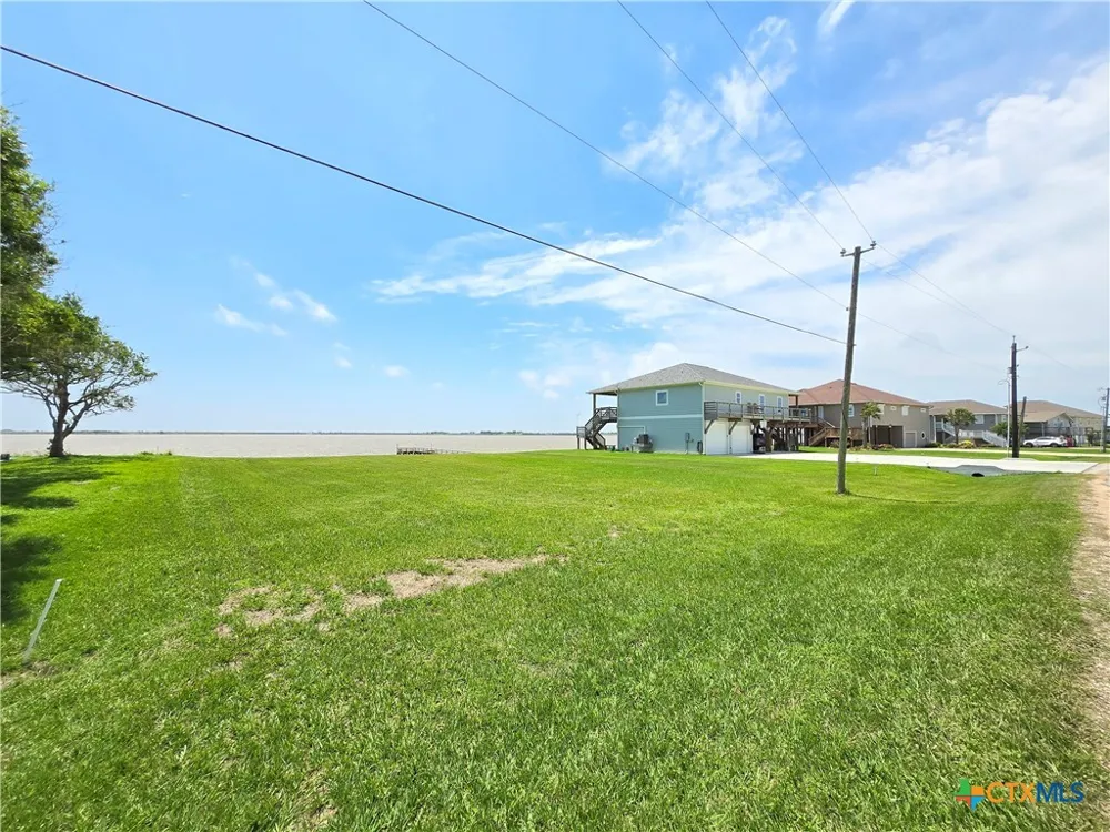 1664 W Bayshore Drive Palacios, TX 77465