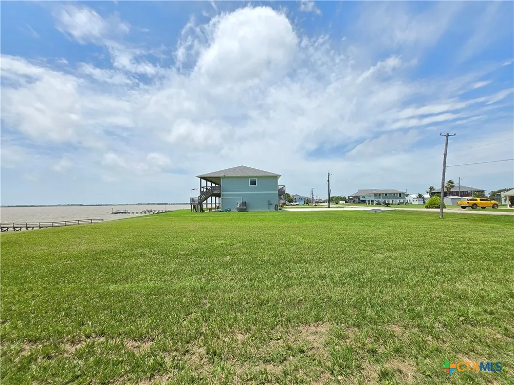 1664 W Bayshore Drive Palacios, TX 77465