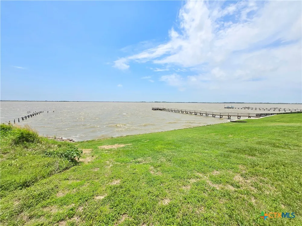 1664 W Bayshore Drive Palacios, TX 77465