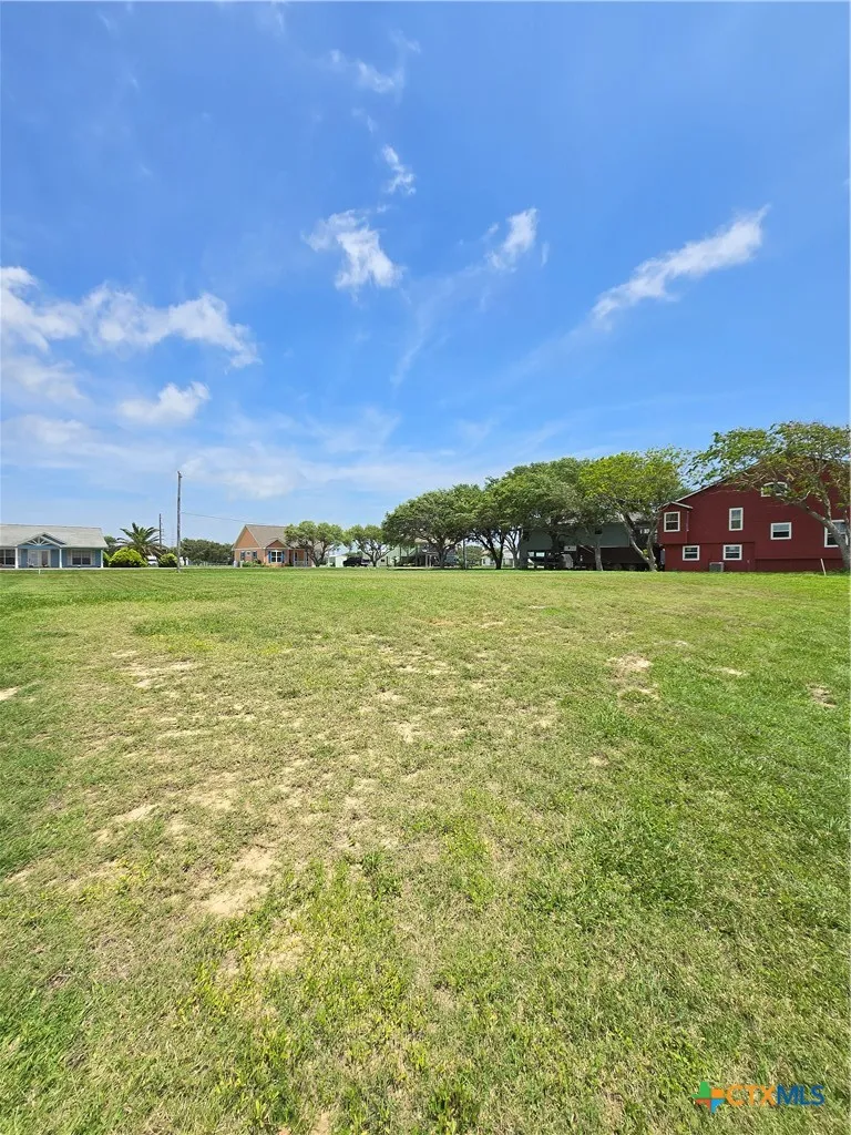 1664 W Bayshore Drive Palacios, TX 77465