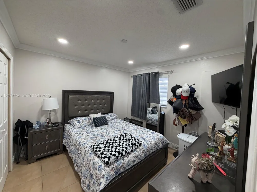 5935 W 26th Ave #204 Hialeah, FL 33016