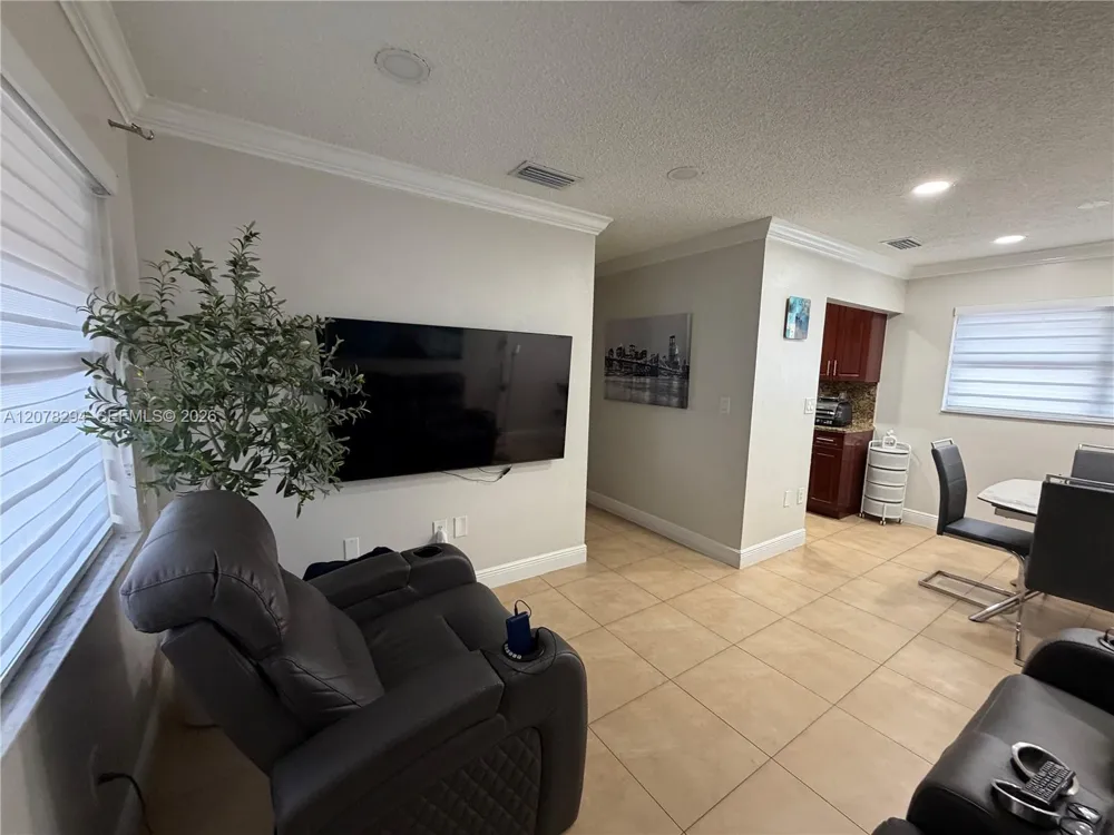 5935 W 26th Ave #204 Hialeah, FL 33016