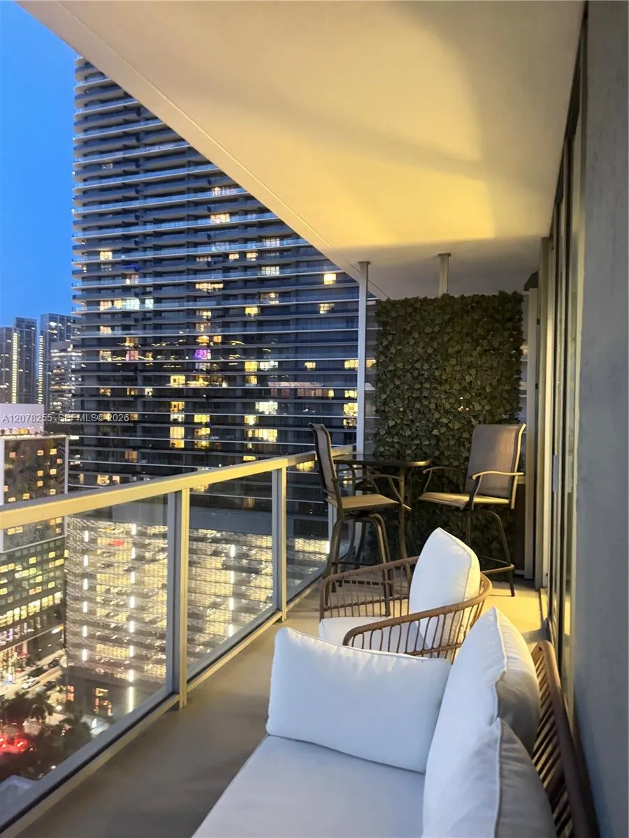 1111 SW 1st Ave #2721-N Miami, FL 33130