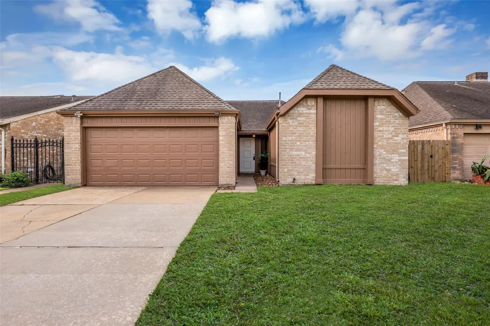 11827 Brook Meadows Lane Meadows Place, TX 77477
