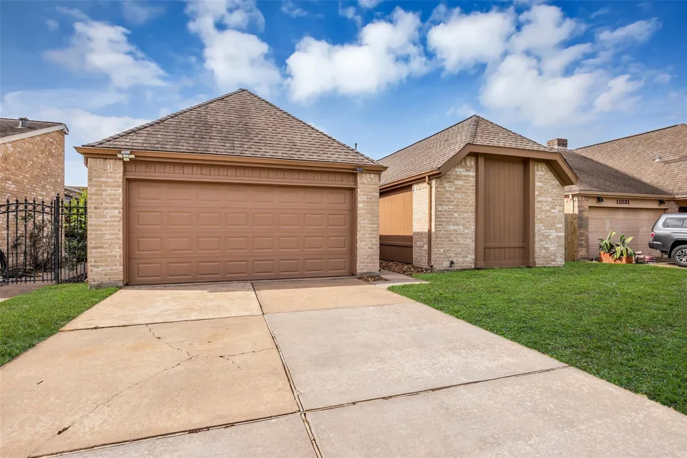 11827 Brook Meadows Lane Meadows Place, TX 77477