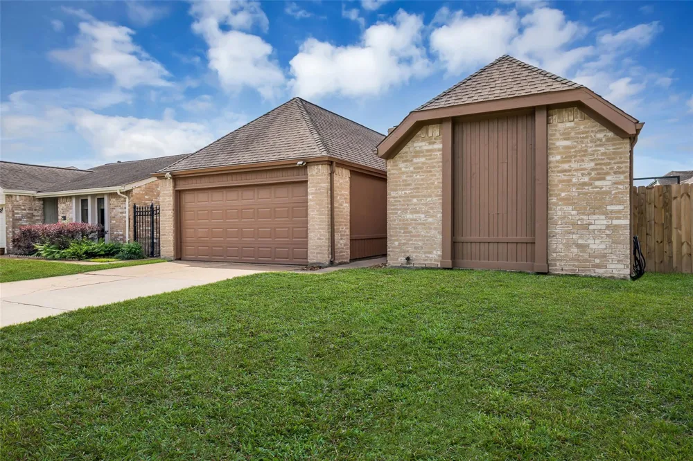 11827 Brook Meadows Lane Meadows Place, TX 77477