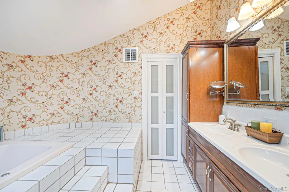 16 Jesse Way Mount Sinai, NY 11766