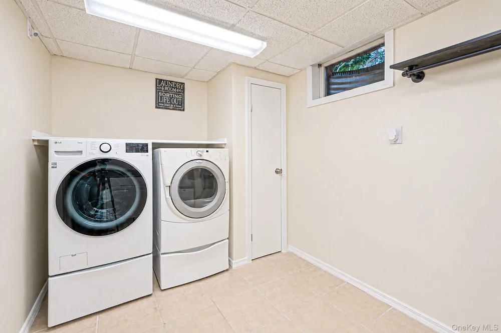 16 Jesse Way Mount Sinai, NY 11766