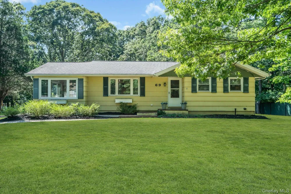 69 Squiretown Road Hampton Bays, NY 11946