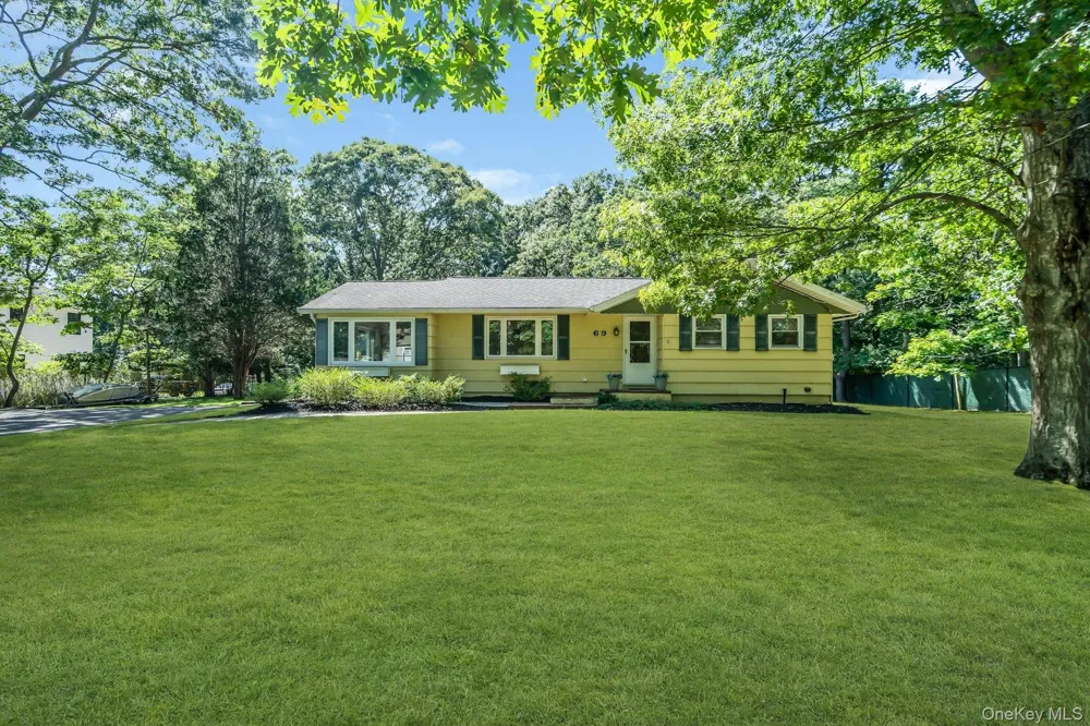 69 Squiretown Road Hampton Bays, NY 11946
