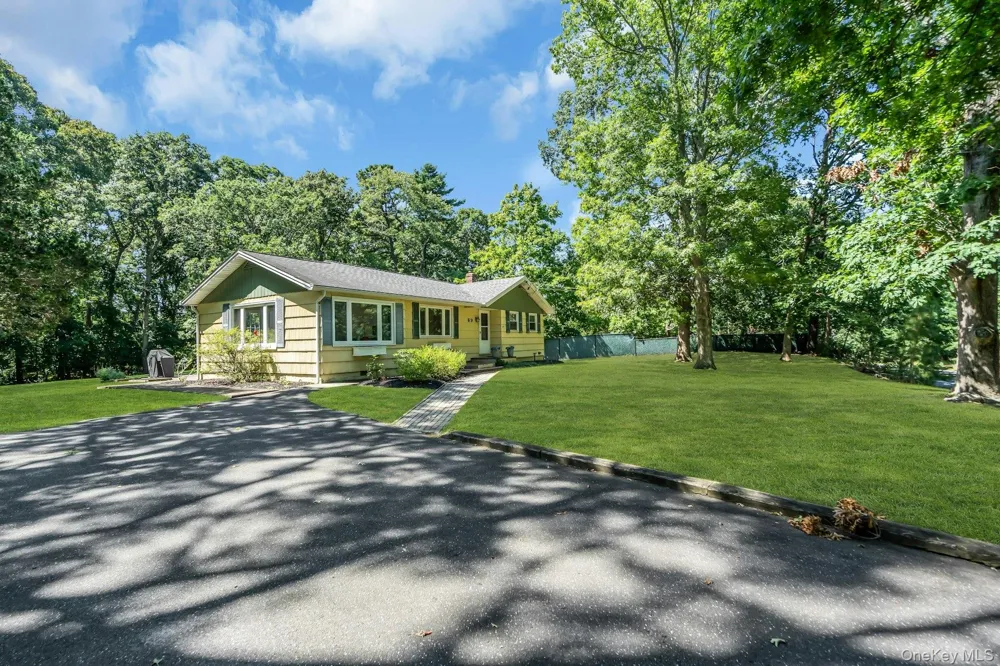 69 Squiretown Road Hampton Bays, NY 11946