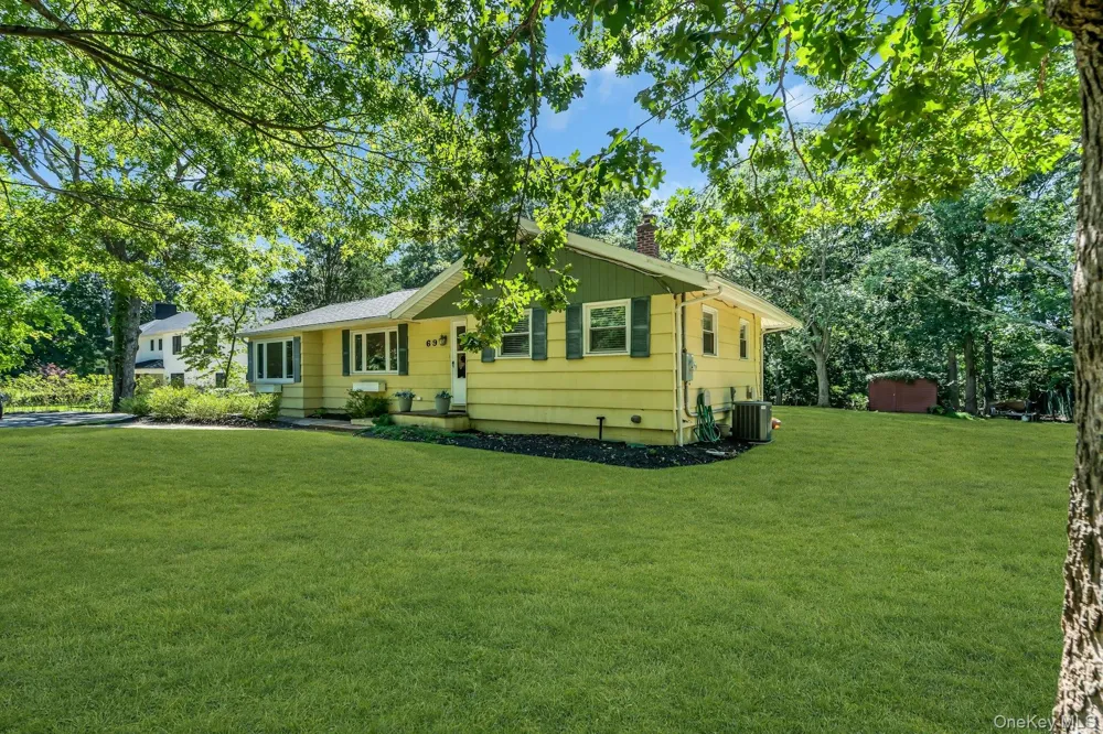 69 Squiretown Road Hampton Bays, NY 11946