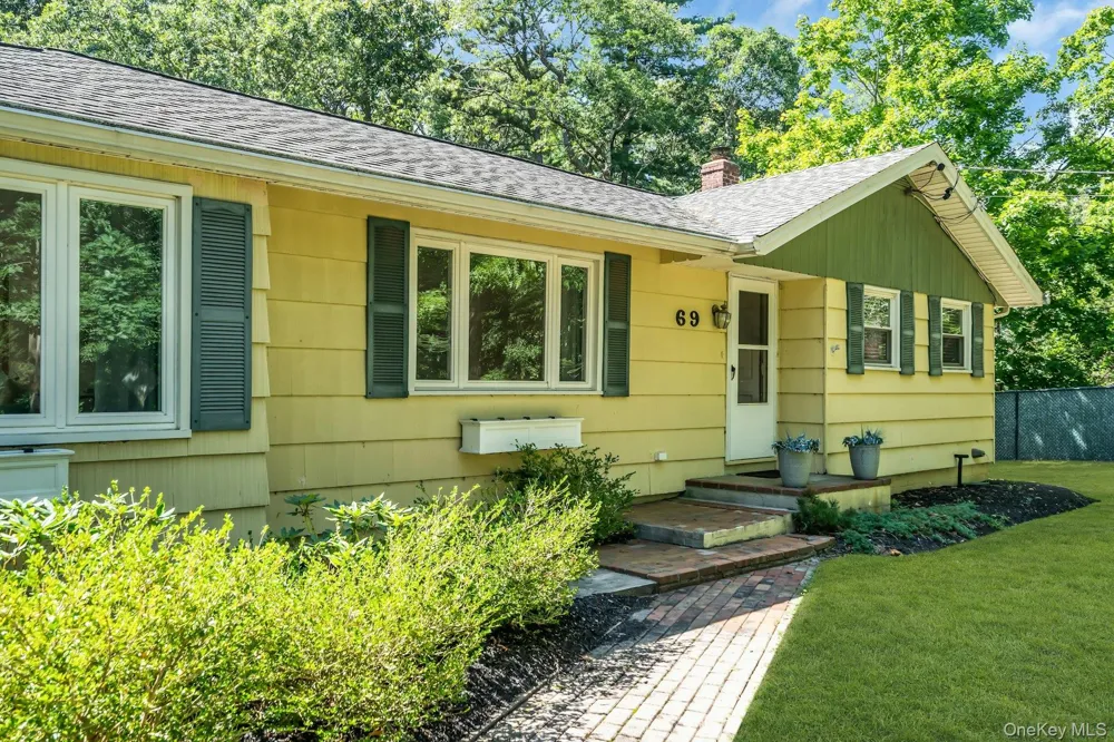69 Squiretown Road Hampton Bays, NY 11946