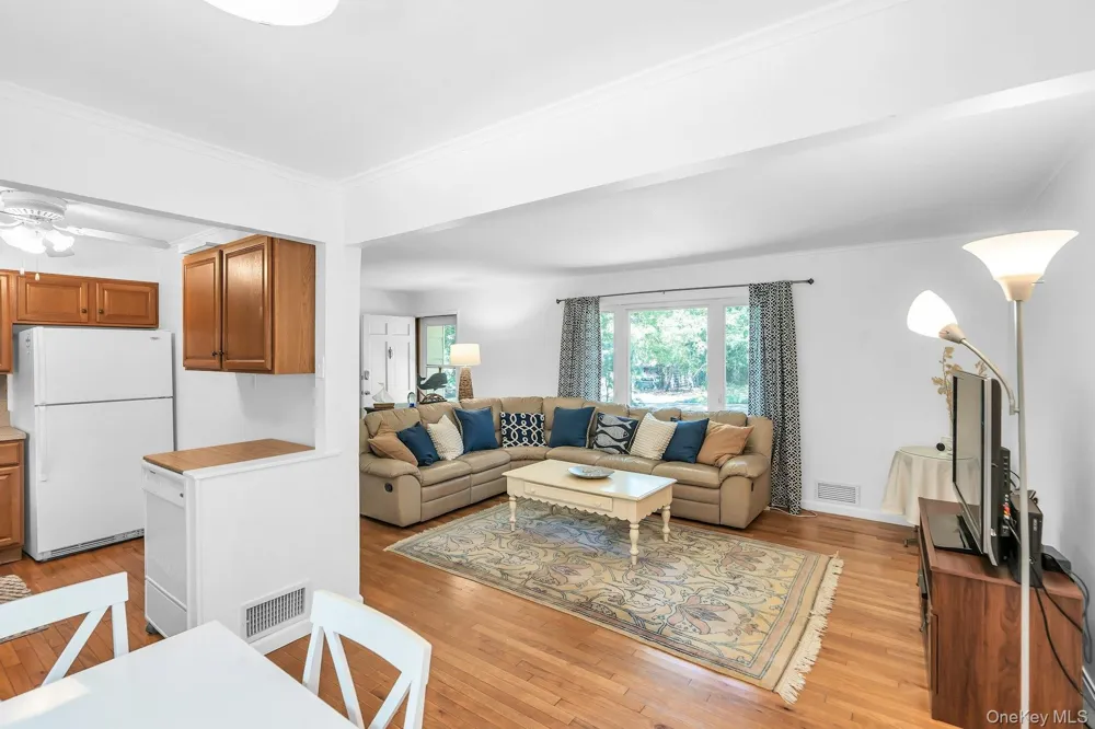 69 Squiretown Road Hampton Bays, NY 11946