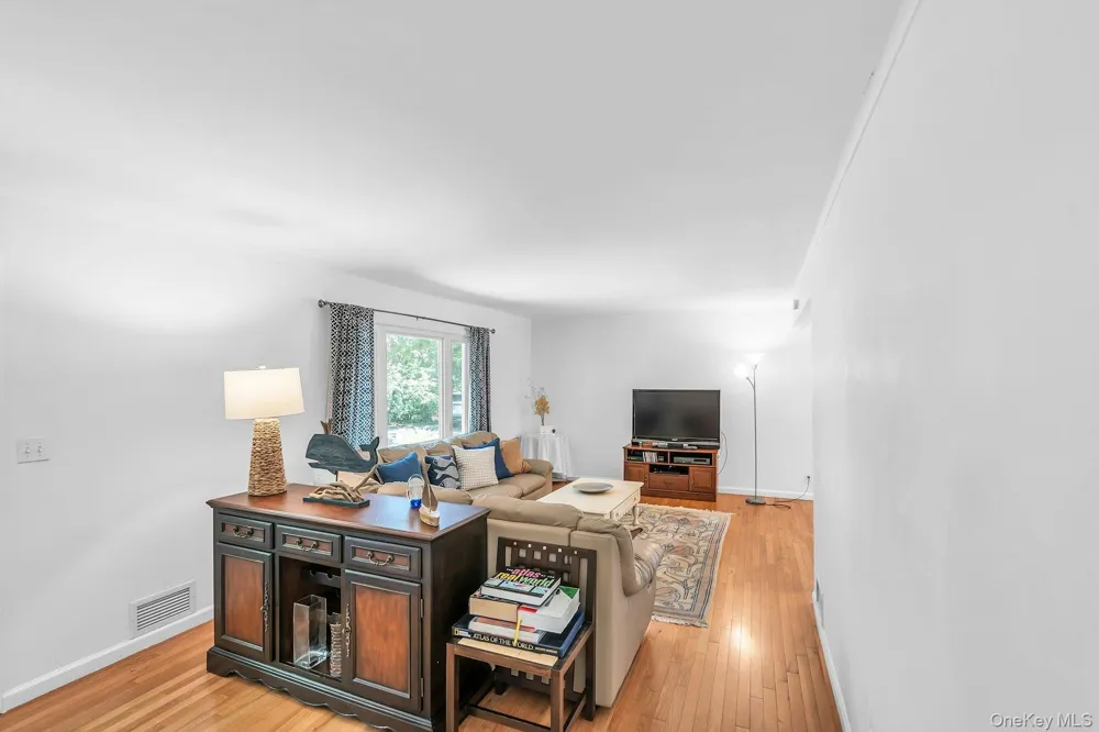 69 Squiretown Road Hampton Bays, NY 11946