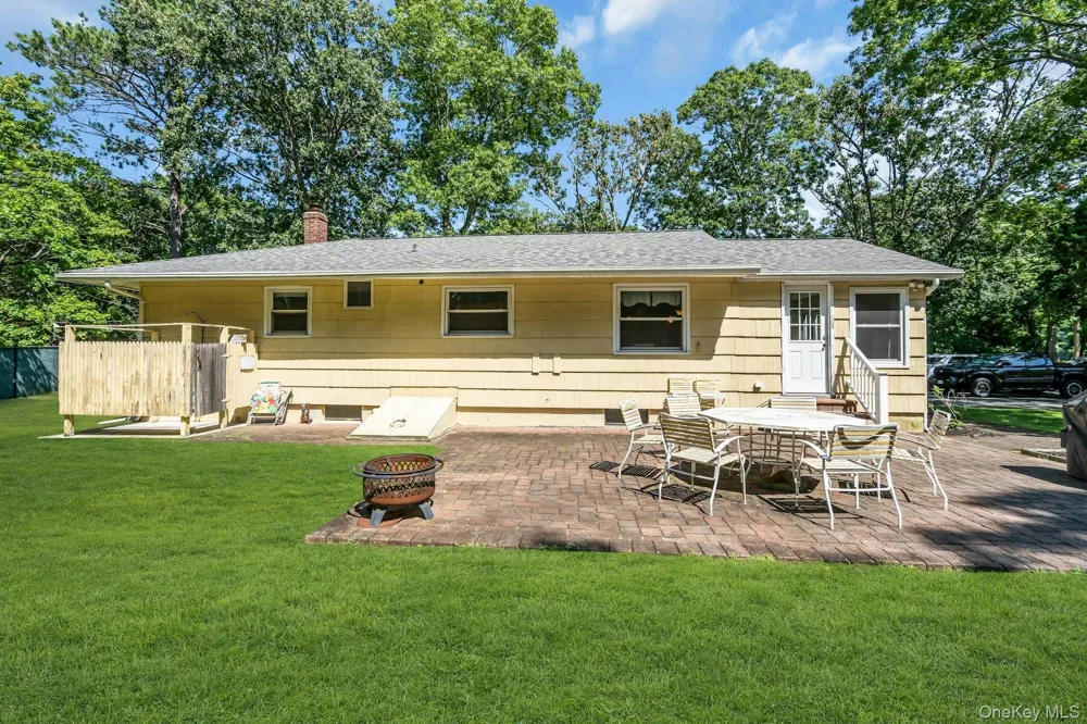 69 Squiretown Road Hampton Bays, NY 11946