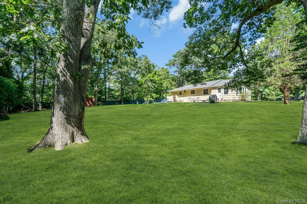 69 Squiretown Road Hampton Bays, NY 11946
