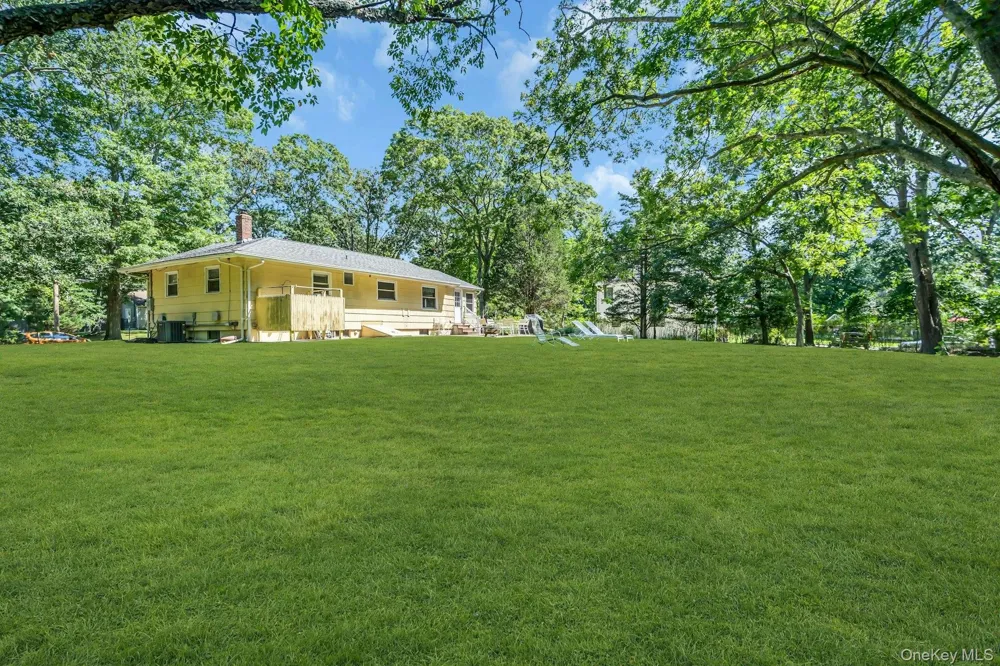 69 Squiretown Road Hampton Bays, NY 11946