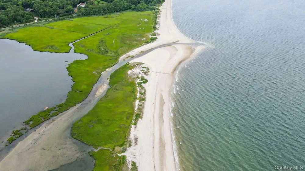 69 Squiretown Road Hampton Bays, NY 11946