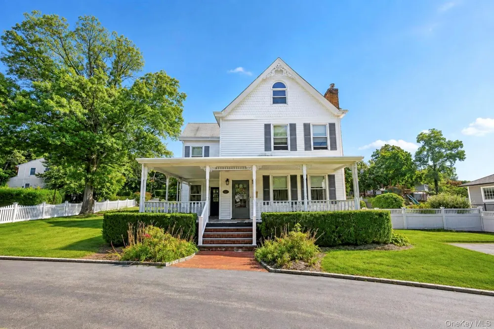 104 Bayville Avenue Bayville, NY 11709