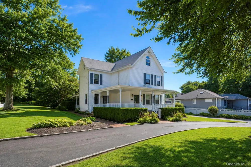 104 Bayville Avenue Bayville, NY 11709