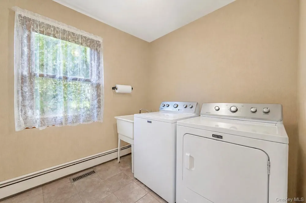 104 Bayville Avenue Bayville, NY 11709