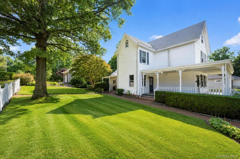 104 Bayville Avenue Bayville, NY 11709