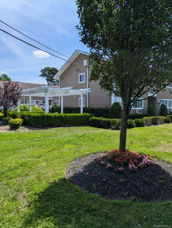 1735 North Gardiner Drive North Gardiner drive #25B Bay Shore, NY 11706