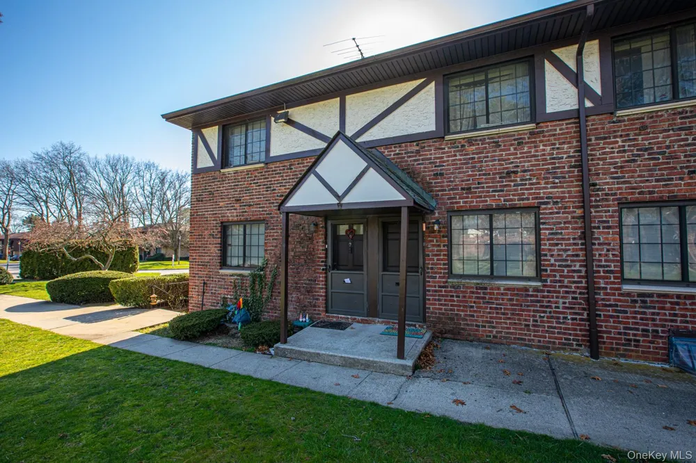 99 Newbrook Lane #99 Bay Shore, NY 11706