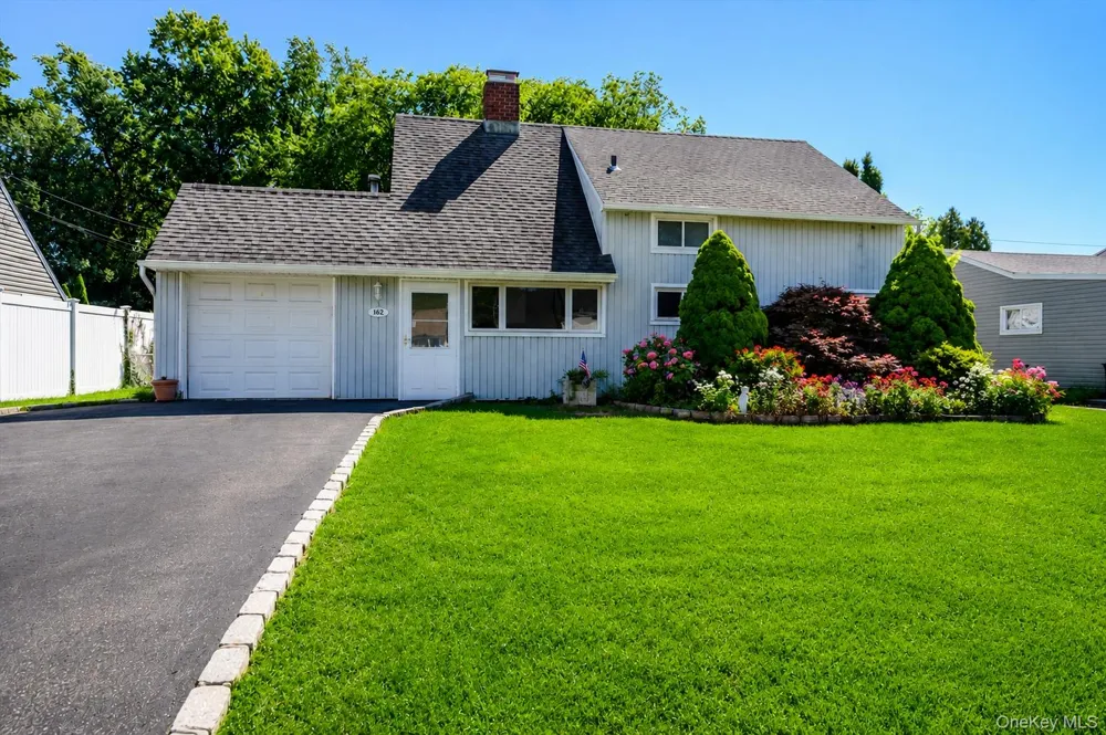 162 Twin Lane Wantagh, NY 11793