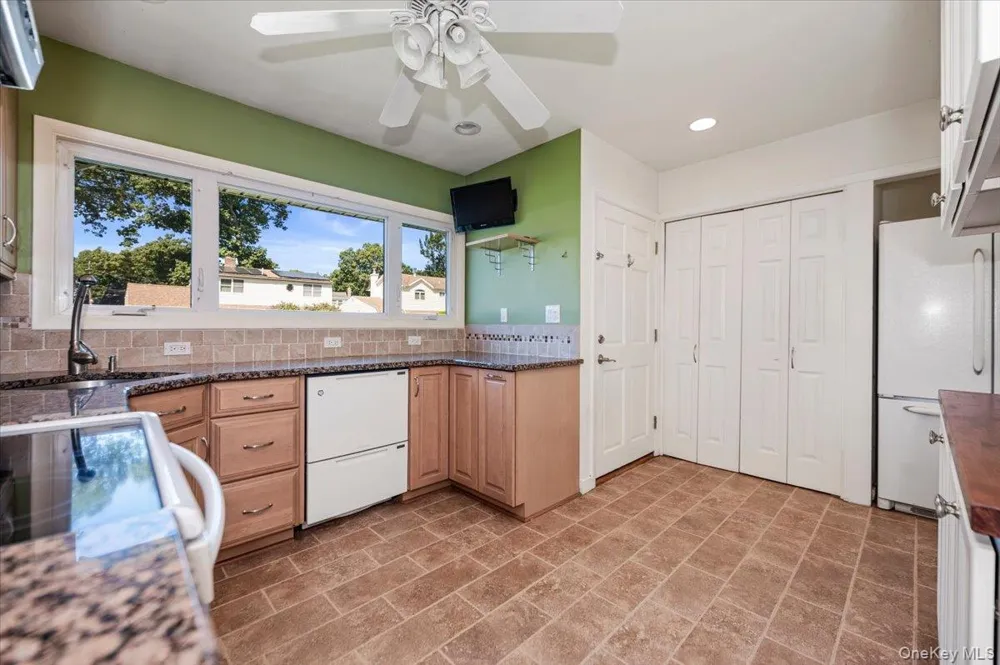 162 Twin Lane Wantagh, NY 11793