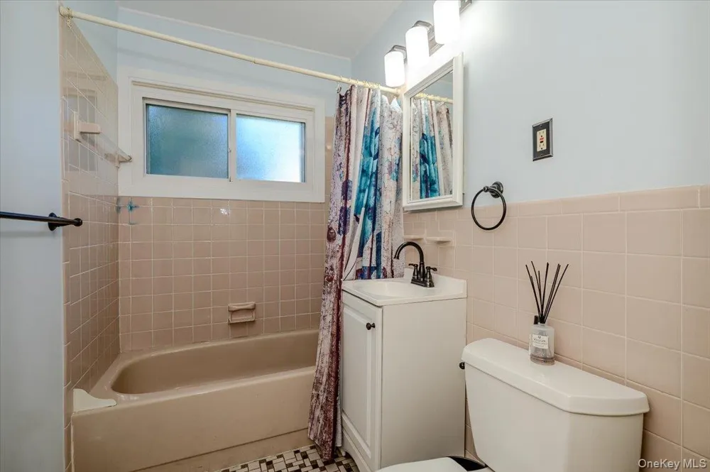 162 Twin Lane Wantagh, NY 11793