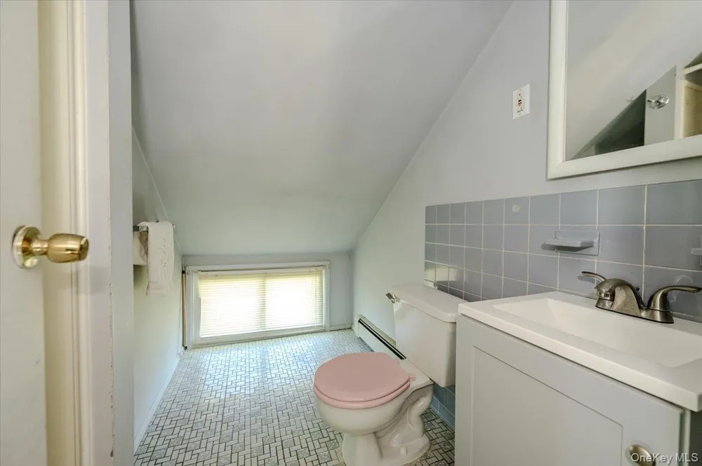 162 Twin Lane Wantagh, NY 11793