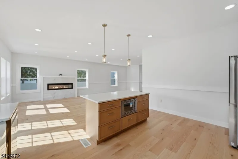 588 Maple Ave Saddle Brook, NJ 07663